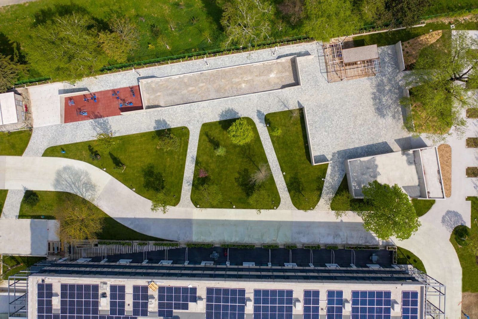 Popločena staza za šetnju u vrtu Senior Garden doma za starije s medicinskom skrbi